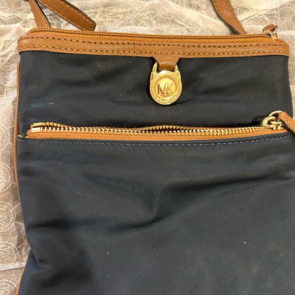 Pew-owned MK Michael Kors Navy blue small bag. - Picture 2 of 9